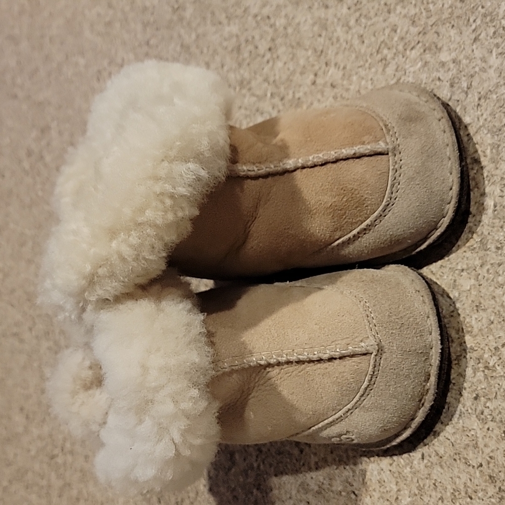 UGG TAN SHEEPSKIN BABY BOOTS S/N 5206 sz M 6 month - 12 month